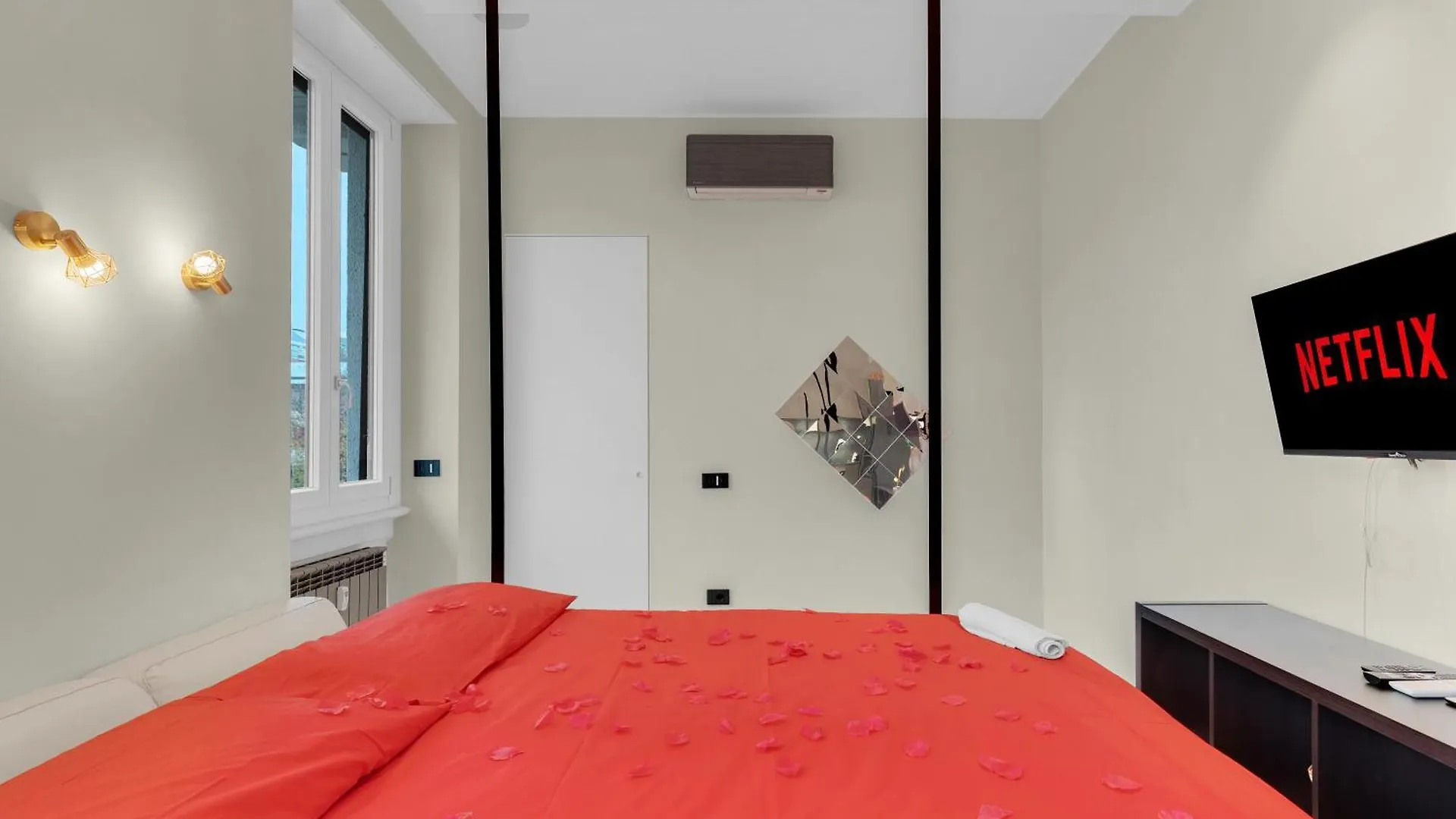 מילאנו Love Is In The Air - Suspended Bed & Bath Hub