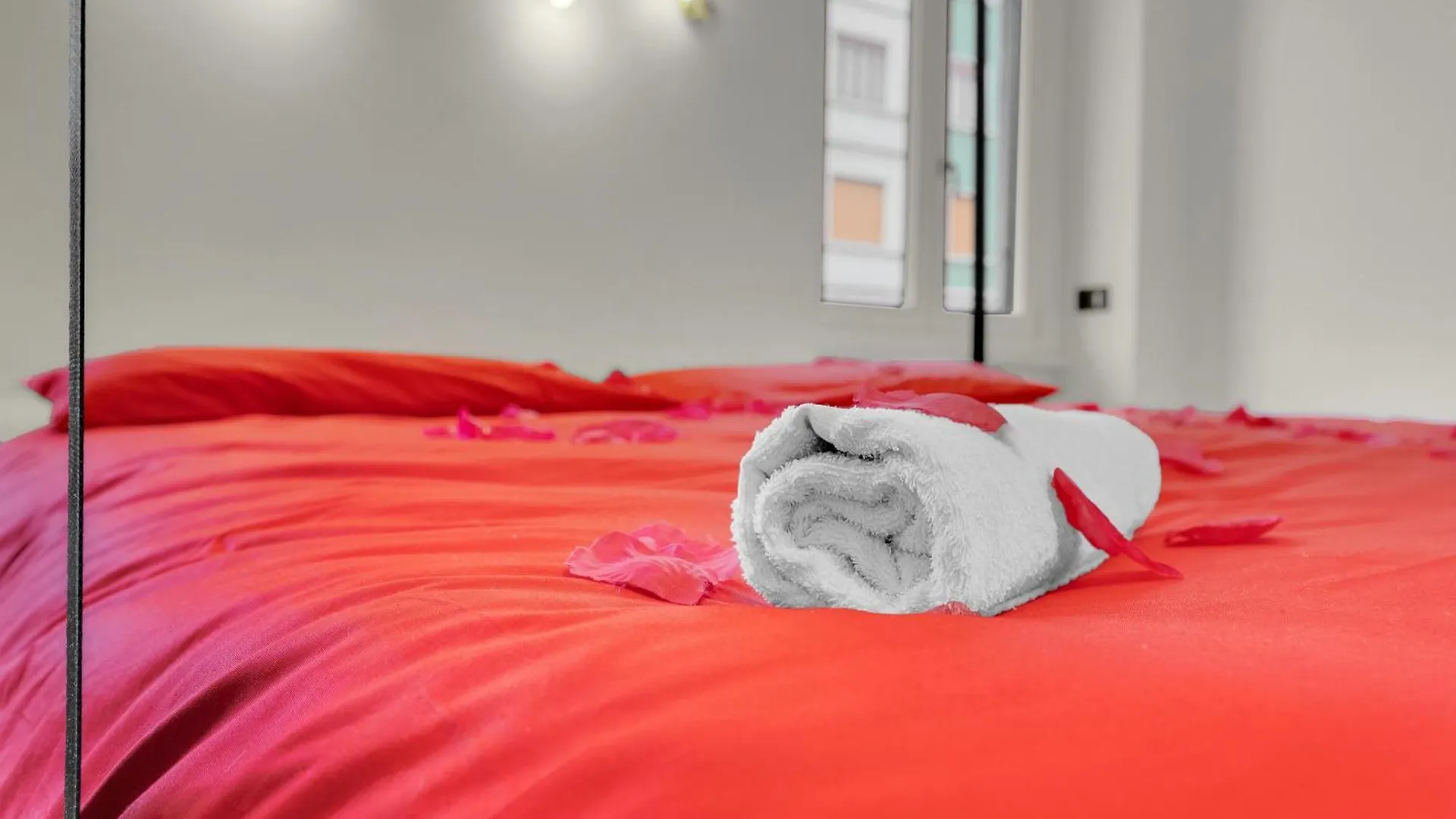 מילאנו Love Is In The Air - Suspended Bed & Bath Hub