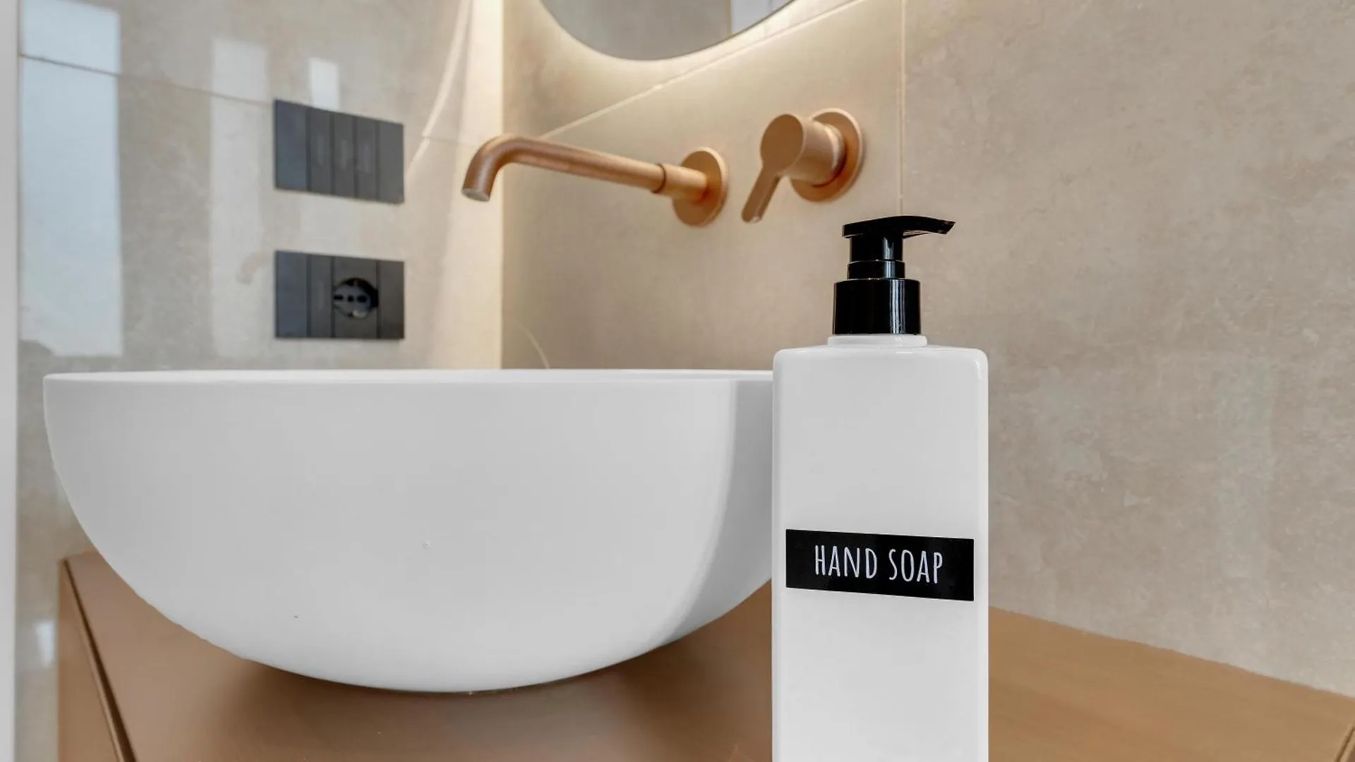 מילאנו Love Is In The Air - Suspended Bed & Bath Hub